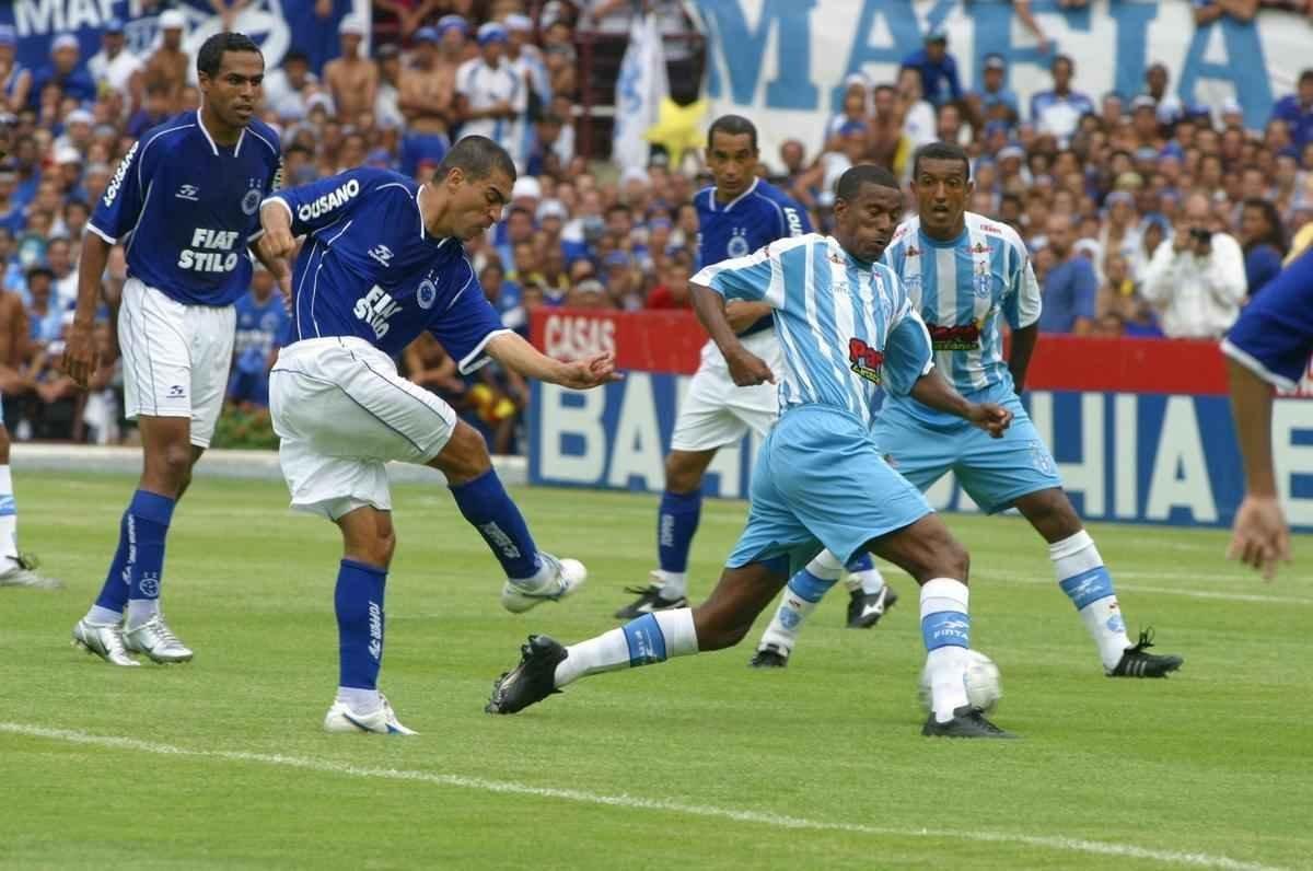 Em 30 de novembro de 2003, Cruzeiro derrotou o Paysandu por 2 a 1, no Mineiro, pela 44 rodada, e confirmou o ttulo brasileiro de forma antecipada. Zinho, no primeiro tempo, e Mota, no segundo, marcaram os gols celestes. Aldrovani descontou para o Papo. Depois do apito final, uma grande festa tomou conta do gramado e das arquibancadas. 