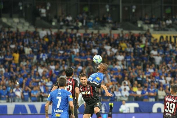 Lances do primeiro tempo da partida entre Cruzeiro e Atltico-PR, no Mineiro, pelas oitavas de final da Copa do Brasil
