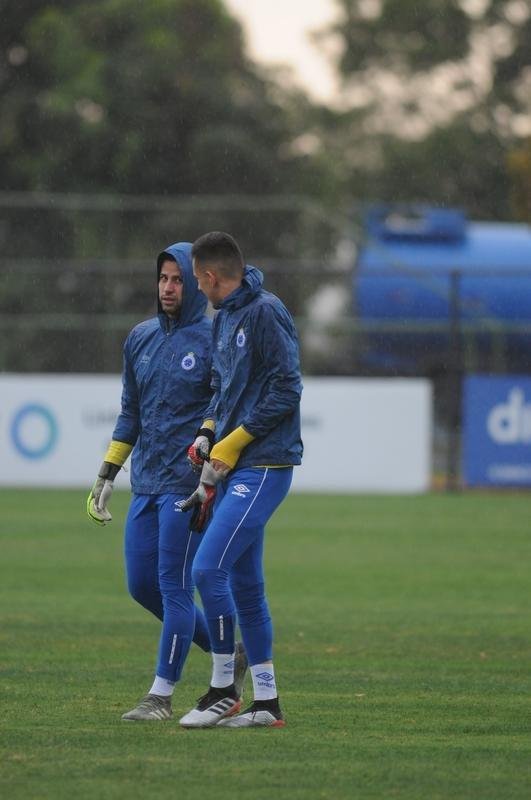 Sob forte chuva, Cruzeiro iniciou preparao para duelo com o Botafogo, marcado para as 21h30 desta quinta-feira