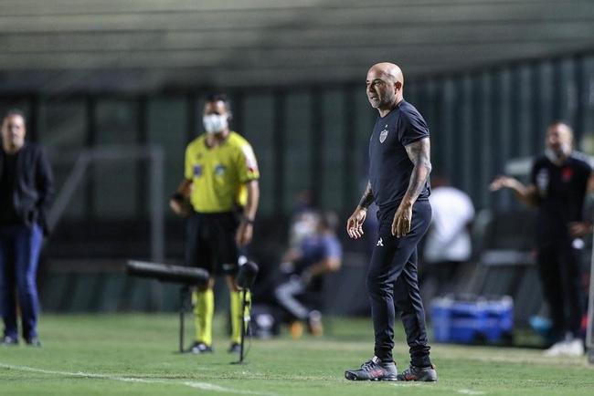 Fevereiro/2021 - Jorge Sampaoli, contratado pelo Atltico em maro de 2020 e responsvel por comandar uma reformulao no elenco alvinegro, deixou o Galo e se transferiu para o Olympique de Marselha, da Frana. O treinador foi campeo mineiro pelo clube em 2020.