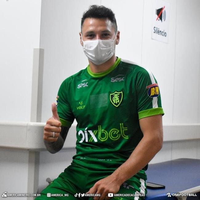 Fotos da chegada do atacante argentino Mauro Zrate a Belo Horizonte e do primeiro treinamento do jogador pelo Amrica no CT Lanna Drumond