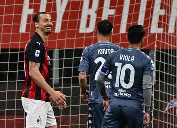 Milan entrou em campo neste sábado contra o Benevento e venceu por 2 a 0