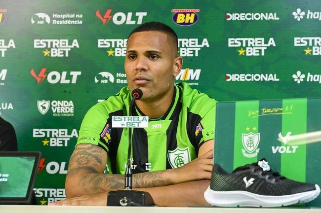 O goleiro Mateus Pasinato e o atacante Mikael foram apresentados pelo Amrica nessa quinta-feira (3/2), no CT Lanna Drumond