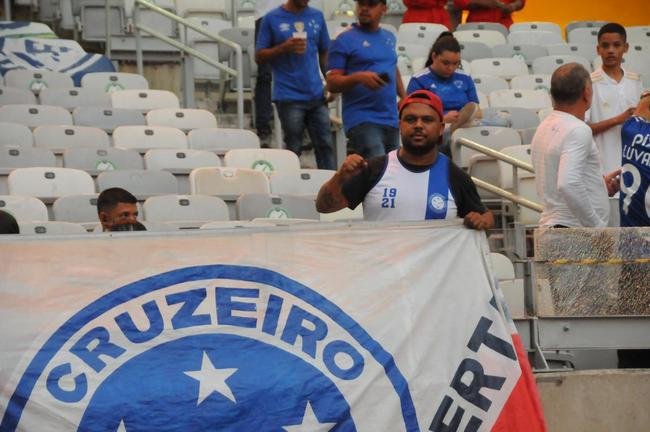 Fotos da chegada da torcida do Cruzeiro ao Mineiro na partida contra o CRB pela Srie B do Brasileiro; longas filas de formaram na esplanada antes da partida