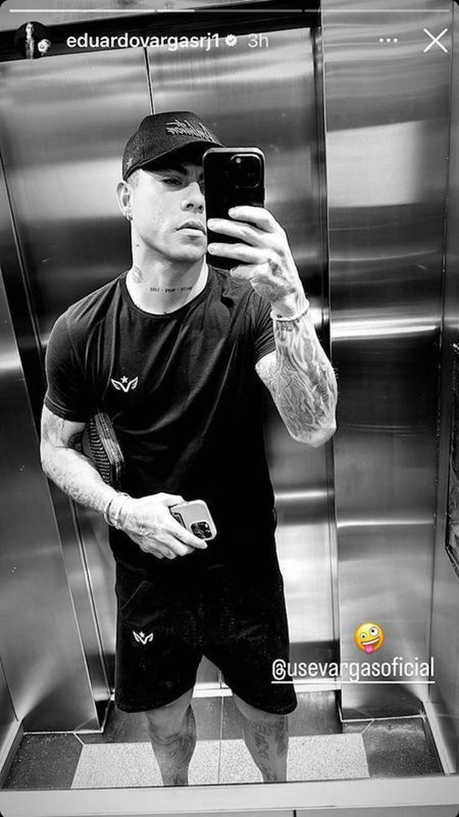 Vargas j em Belo Horizonte usando roupas de marca prpria.