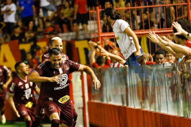 Em jogo bastante disputado, o Náutico levou a melhor no começo ao abrir o placar com o Zagueiro Ronaldo Alves logo aos sete minutos do primeiro tempo.
