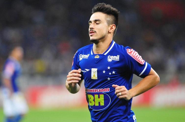 14- Nova punio na Fifa (outubro): o Cruzeiro voltou a ser penalizado por no pagar cerca de 7 milhes de reais ao Zorya FC, da Ucrnia, valores referentes  aquisio do atacante Willian, em julho de 2014. Em vez de retirar pontos ou decretar o rebaixamento  terceira diviso, a entidade mxima do futebol proibiu o clube de registrar novas contrataes. O transfer ban durou cerca de um ms e meio e impossibilitou at mesmo aquisies para as categorias de base.