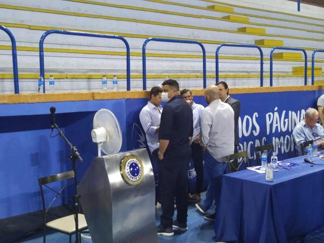 Ronaldo compareceu  votao da venda da SAF do Cruzeiro no Barro Preto e foi muito assediado por conselheiros do clube