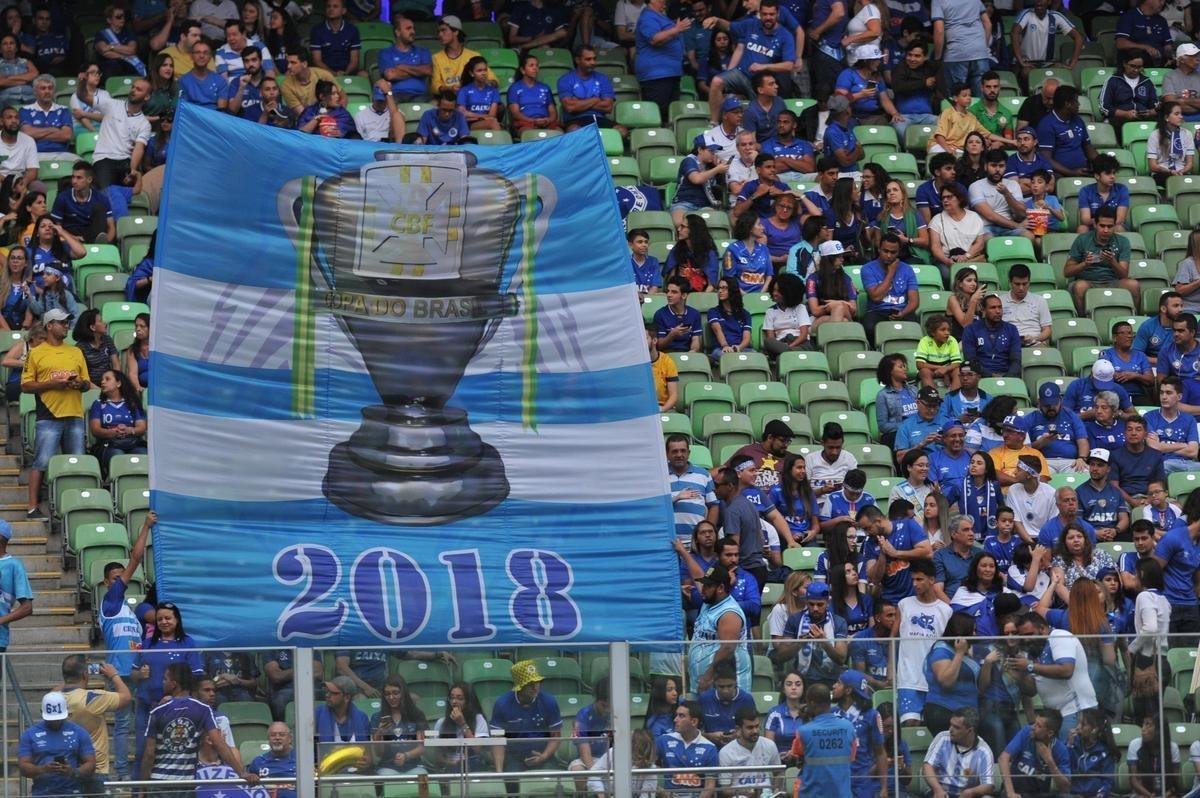 Jogadores, integrantes da comisso tcnica e dirigentes do Cruzeiro recebem faixas alusivas ao ttulo da Copa do Brasil