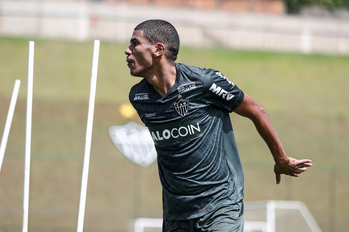 Leonardo Silva voltou a treinar com bola no treinamento da tarde desta quarta-feira, na Cidade do Galo. O zagueiro de 39 anos sofreu uma leso muscular na coxa direita aos nove minutos do segundo tempo na vitria do Atltico por 1 a 0 sobre o Botafogo, em 1 de dezembro de 2018. A partida no Independncia, pela 38 rodada do Campeonato Brasileiro, foi o ltimo compromisso alvinegro no ano. Navegue na galeria para ver fotos da atividade.
