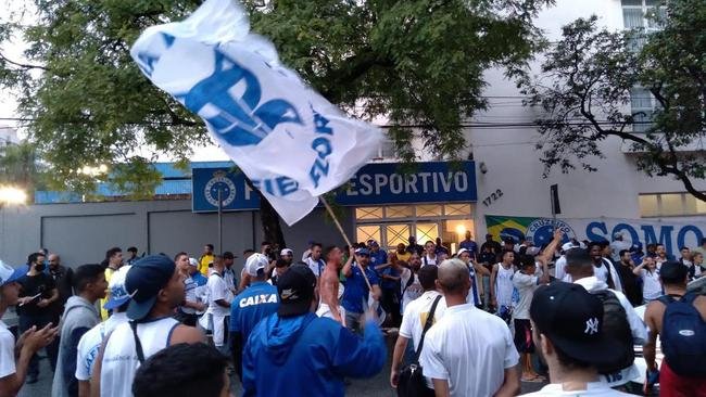 Torcida do Cruzeiro durante votao de mudana do Estatuto do clube. Assembleia geral autorizou venda de at 90% das aes da SAF para investidores. Houve festa dos cruzeirenses no Parque Esportivo do Barro Preto, em BH, devido  possibilidade de chegada de recursos para tornar futebol mais competitivo a partir de 2022.
