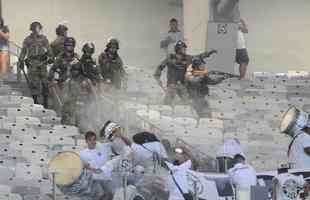 PM usa spray de pimenta e balas de borracha para conter protesto de atleticanos
