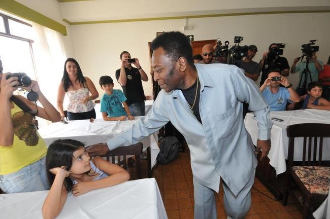 23/09/2012 - Pel visitou a casa onde viveu em Trs Coraes, chamada de Casa Pel. Na ida  cidade natal, o Rei do futebol e seu pai, Dondinho, foram homenageados tambm no Parque Joo Ramos do Nascimento (Parque Dondinho). Evento marcou as comemoraes dos 128 anos da cidade