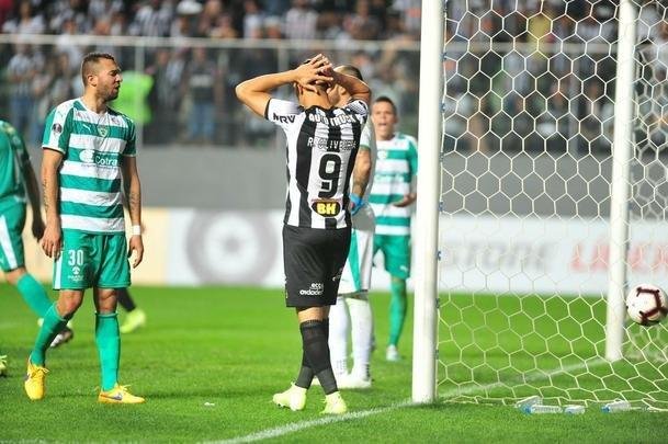 Cazares perde pnalti, Otero marca, mas rbitro invalida gol por invaso da grande rea