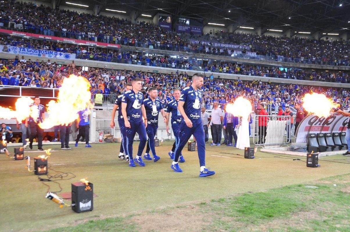 Cruzeiro levanta a taa da Srie B e faz festa no Mineiro