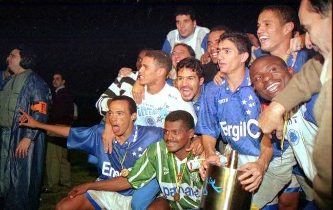 Jogadores do Cruzeiro comemoram o ttulo da Copa do Brasil de 1996 sobre o Palmeiras no Parque Antarctica