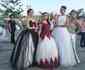 Com pedidos de casamento, 'noivas' roubam a cena em ao social antes de Brasil e Argentina no Mineiro