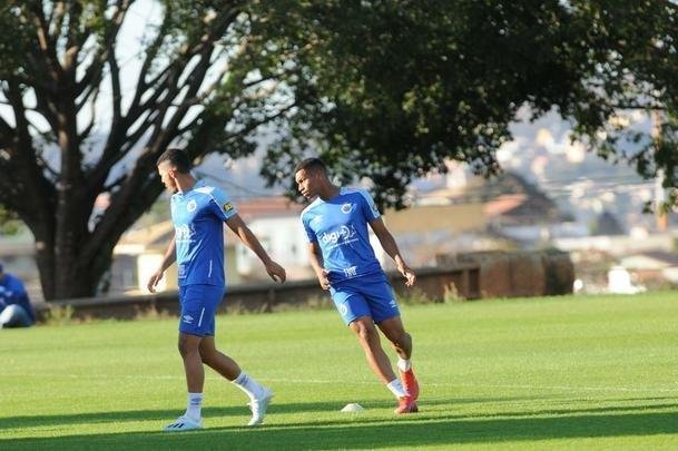 Tcnico da equipe sub-20, Ricardo Resende comandou nesta quinta-feira o primeiro treino como interino no Cruzeiro. Ele orientar a equipe na partida de domingo, s 16h, contra o Ava, na Ressacada, pela 14 rodada do Campeonato Brasileiro. Enquanto isso, a diretoria celeste busca um substituto para Mano Menezes, desligado do clube aps derrota para o Internacional, por 1 a 0, nessa quarta, pelo jogo de ida da semifinal da Copa do Brasil.