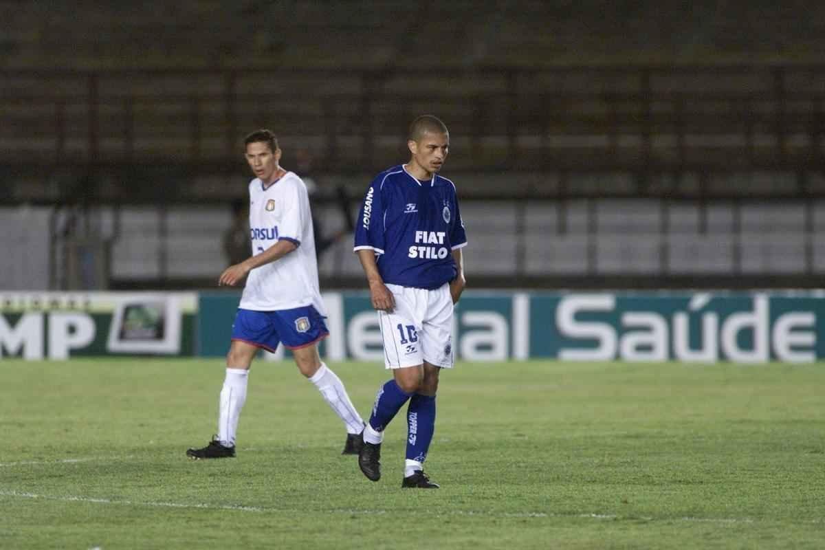 2003 - Copa Sul-Americana - Cruzeiro foi eliminado na primeira fase ao terminar a preliminar nacional em segundo colocado. Imagem da partida diante do So Caetano, no Mineiro, pela fase preliminar.