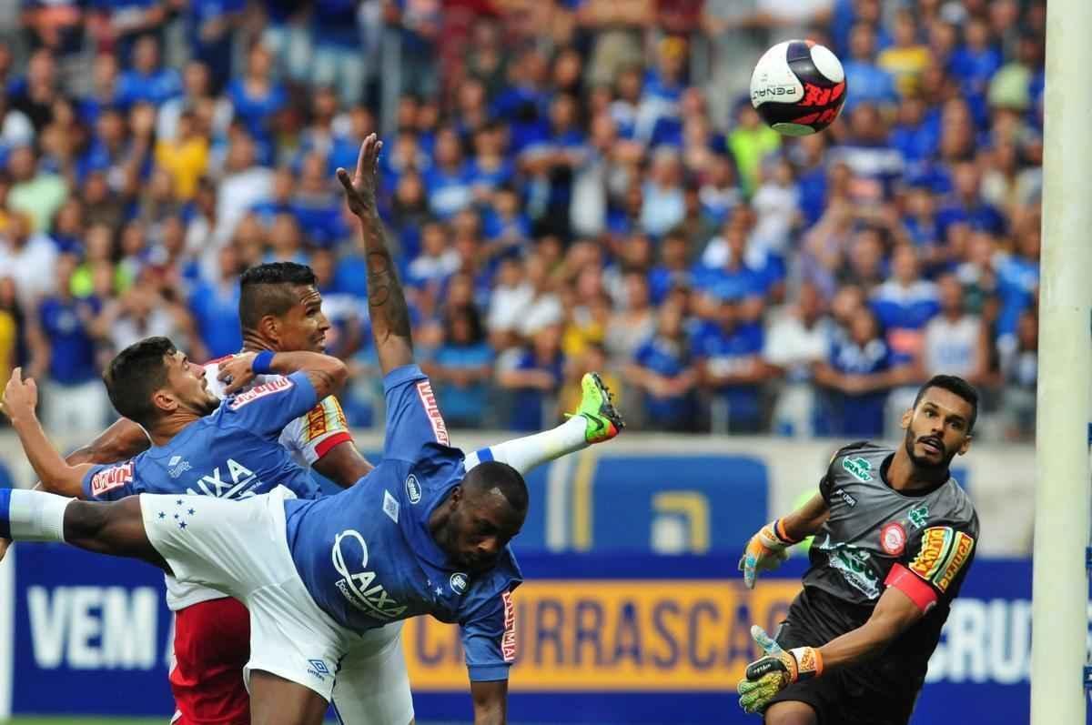 Lance de Cruzeiro x Tombense, jogo disputado no Mineiro pelo Campeonato Mineiro