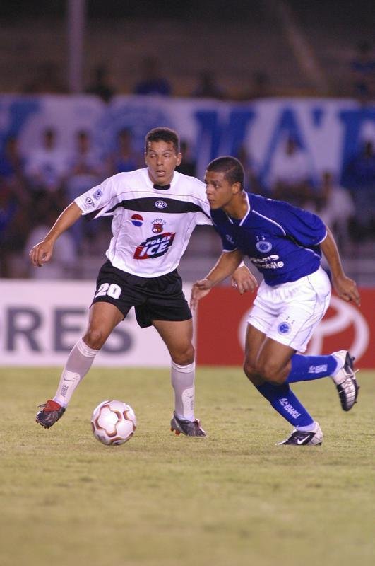 O volante Felipe Melo defendeu o Cruzeiro entre 2003 e 2004. No primeiro ano, foi campeo brasileiro. No segundo, sagrou-se campeo mineiro. Ao todo, fez 44 jogos com a camisa azul.