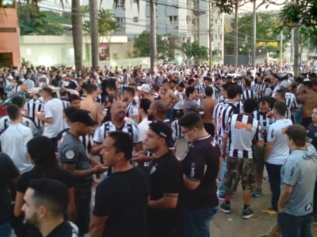 Atleticanos invadiram o Mineiro no jogo contra o Grmio e bateram recorde de pblico no Brasileiro; veja fotos do entorno do estdio antes da partida
