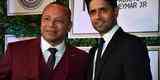 O pai de Neymar posa ao lado do presidente do PSG, Nasser Al-Khelaifi 