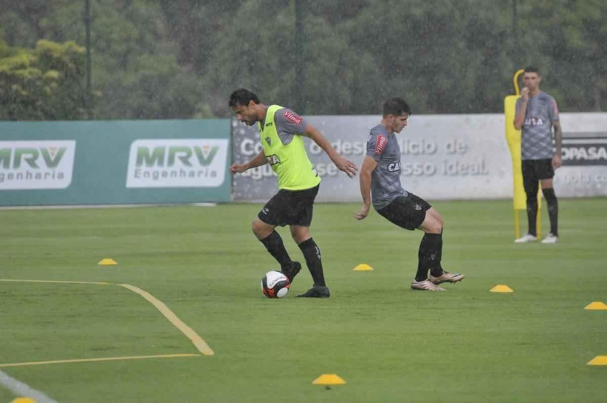 Volante Elias participou nesta quinta-feira do seu primeiro treino como jogador do Atltico. Roger Machado comandou uma atividade com bola utilizando atletas que no jogaram ou atuaram pouco diante do Cruzeiro