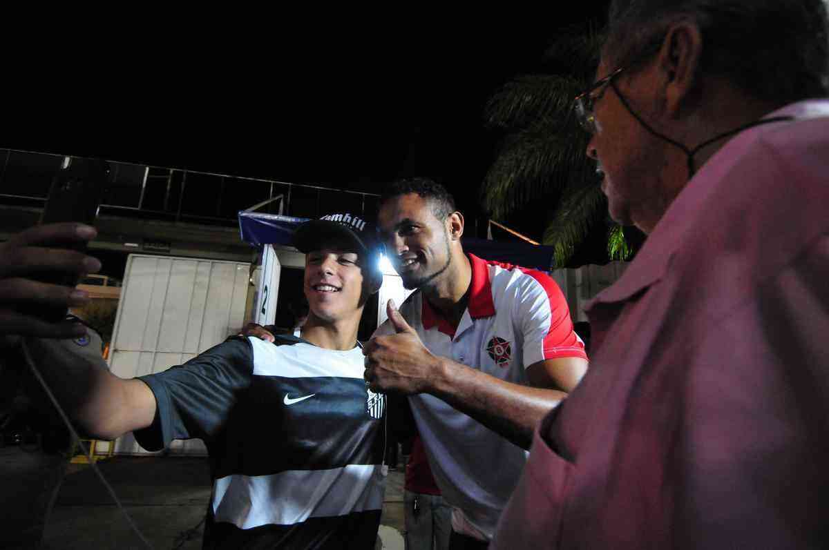 Goleiro Bruno foi ao jogo do Boa Esporte contra o Arax, pelo Mdulo II do Mineiro, e recebeu tratamento de celebridade no Estdio Dilzon Melo, em Varginha. Tirou fotos e foi abraado por torcedores