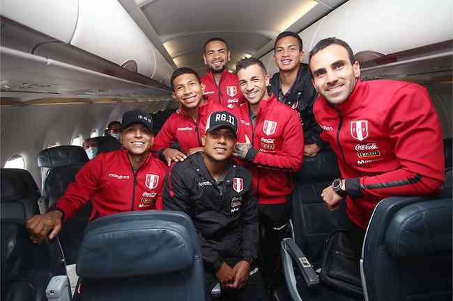 Jogadores da Seleo Peruana posam dentro do avio, antes da viagem para o Brasil 