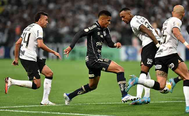 Corinthians sai atrás e busca empate com o Goiás na Neo Química