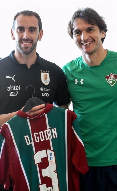 Matheus Ferraz presenteou Godín com uma camiseta do Flu