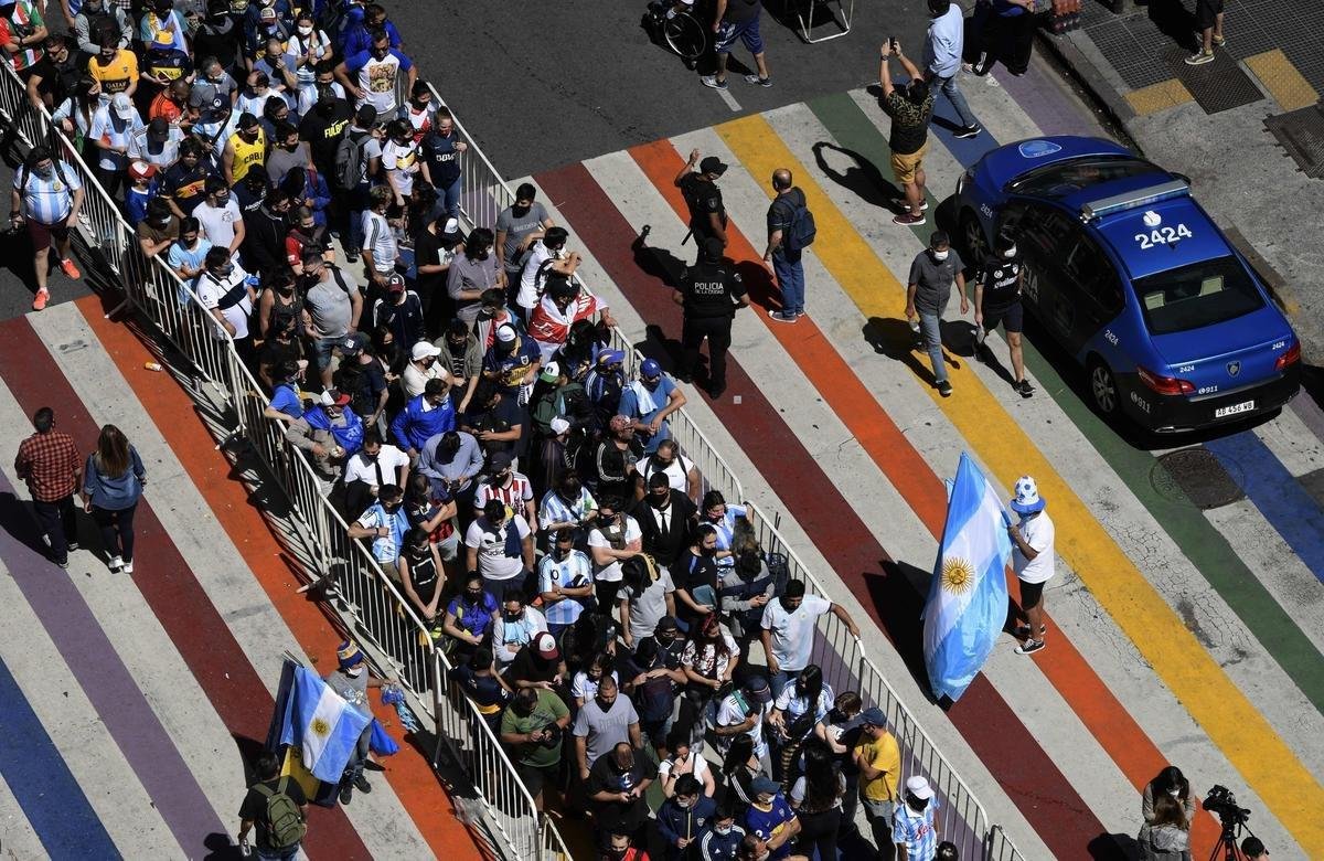 Velrio de Diego Armando Maradona na Casa Rosada, sede do governo argentino, em Buenos Aires. Ao longo desta quinta-feira (26/11), despedida dos fs rendeu imagens marcantes: choro, homenagens e at rivais se consolando pela partida do dolo. Maradona morreu aos 60 anos aps uma parada cardiorrespiratria.