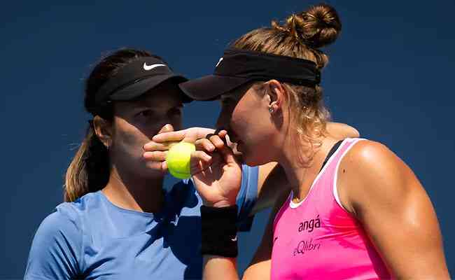 Bia Haddad (dir) e Anna Danilina avanam na chave de duplas do US Open