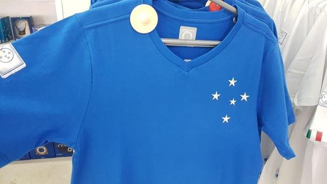Camisas comemorativas lanadas por marca licenciada pelo Cruzeiro