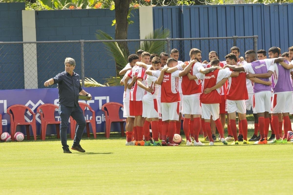 Com gols de Rafinha, David, Renato Kayzer e Murilo, Cruzeiro venceu Democrata-SL por 4 a 1 em jogo-treino nesta tera-feira, na Toca da Raposa 2 (fotos: Juarez Rodrigues/EM D.A Press)