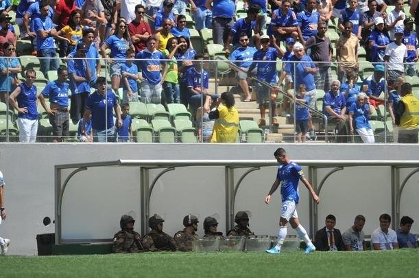 Na reta final do jogo, Grmio ampliou para 4 a 1 e jogadores como Thiago Neves e Edilson foram muito vaiados, assim como o vice-presidente de futebol Itair Machado