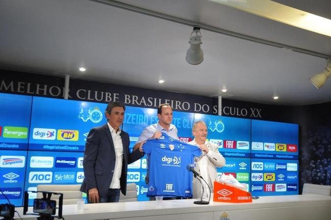 Rogrio Ceni concedeu entrevista coletiva e comandou o primeiro treinamento