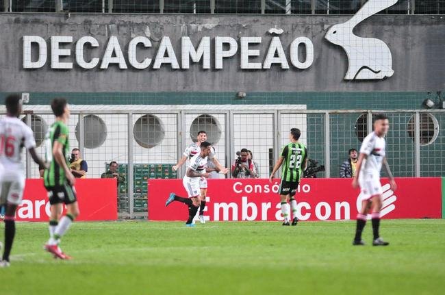 Fotos da partida entre Amrica e So Paulo, nesta quinta-feira (18), no Independncia, em Belo Horizonte, pelas quartas de final da Copa do Brasil.