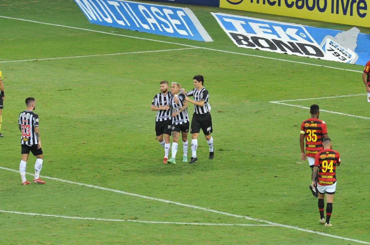 Fotos do gol de Vargas, do Atltico, sobre o Sport. Ele marcou o terceiro da vitria por 3 a 0, em cobrana de pnalti.