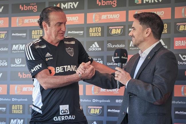 Nesta tera-feira (26), Cuca foi apresentado como treinador do Atltico - pela terceira vez na carreira. Primeiro, foi saudado pelo diretor de futebol Rodrigo Caetano e concedeu entrevista coletiva na sala de imprensa da Cidade do Galo. Depois, comandou o primeiro treino com o elenco no CT, j pensando no confronto contra o Internacional, pelo Campeonato Brasileiro.