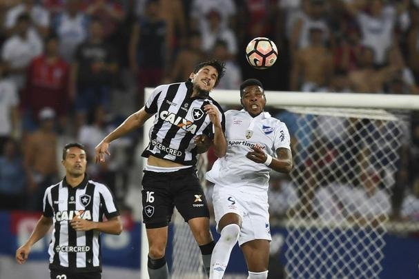 Em 2017, com a camisa do Botafogo, o zagueiro Igor Rabello foi o nico do elenco que participou do novo formato da fase preliminar da Copa Libertadores (dois confrontos). Primeiro, o time carioca eliminou o Colo Colo, do Chile, com vitria em casa por 2 a 1 e empate fora por 1 a 1. Na fase seguinte, contra o Olimpia, do Paraguai, vitria em casa por 1 a 0 e derrota fora pelo mesmo placar. Nos pnaltis, o Alvinegro classificou. Rabello s no entrou em campo no jogo de ida contra os paraguaios. 
