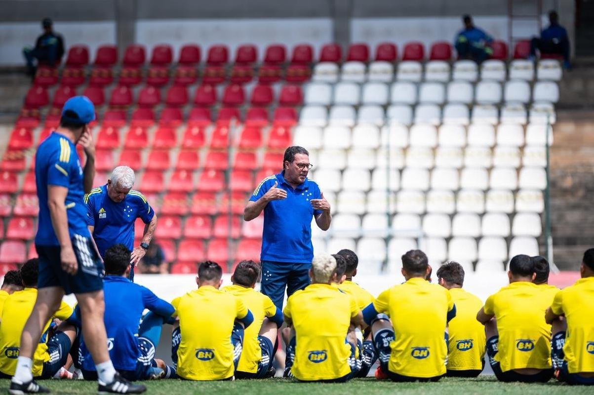 Fotos do treino do Cruzeiro na Arena do Jacar, em Sete Lagoas. Time fechou a preparao para enfrentar a Ponte Preta, s 11h deste sbado, pela 23 rodada da Srie B