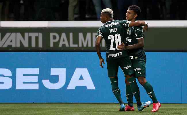 Gabriel Veron festeja com Danilo o gol da vitória do Palmeiras em casa