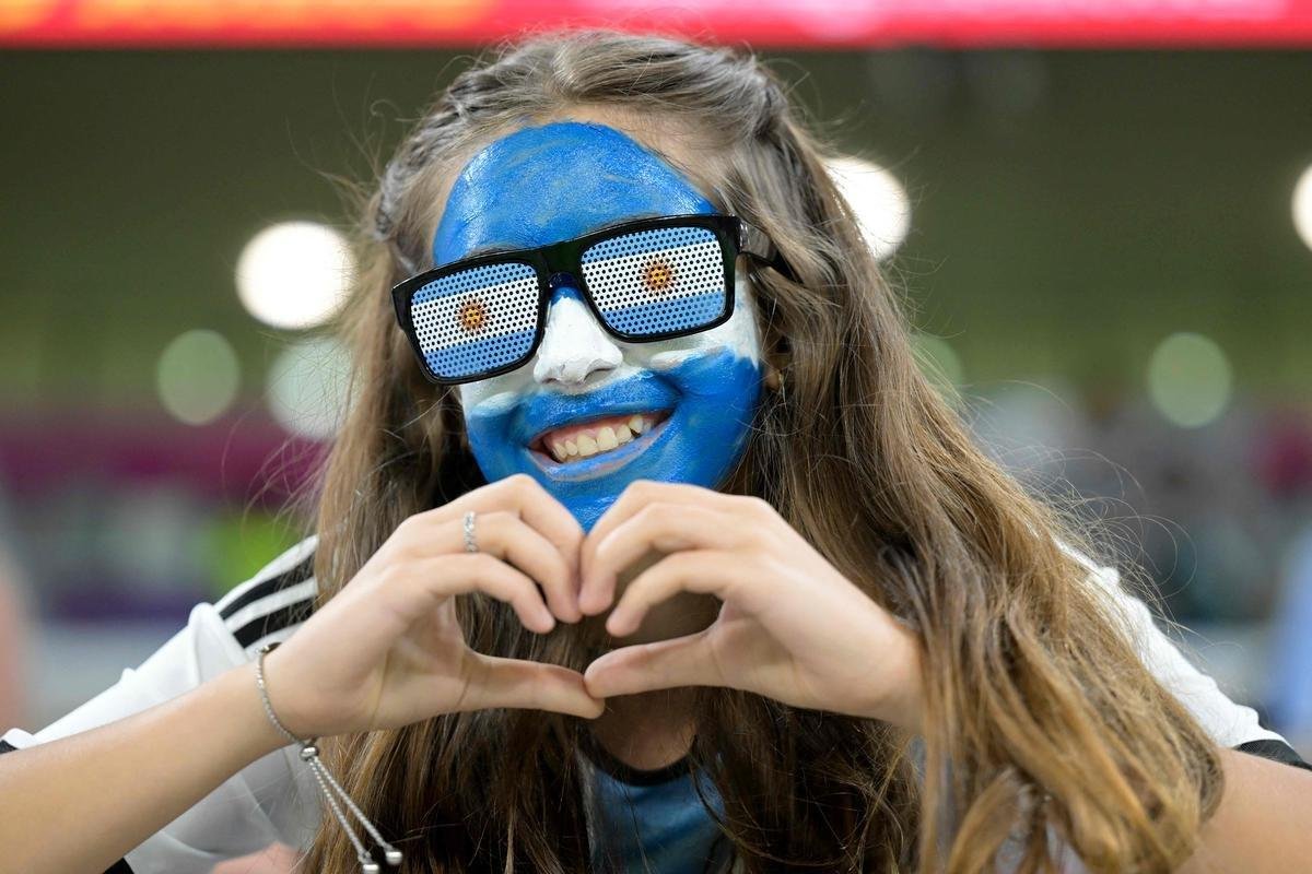 Torcedores de Argentina e Austrlia, que se enfrentaram pelas oitavas de final da Copa do Mundo