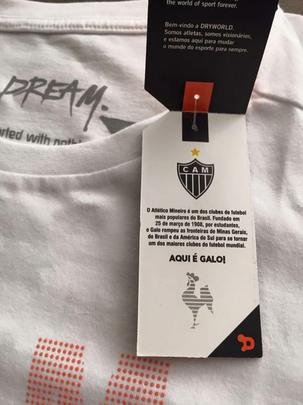 Instruções de lavagem de camisas promocionais da Dryworld estampam a polêmica frase 'GIVE IT TO YOUR WIFE' (entregue para a sua mulher)