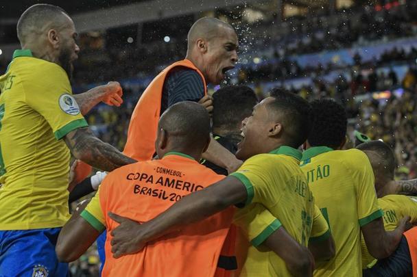 Seleção Brasileira derrota Peru por 3 a 1, conquista Copa América e ergue a taça no Maracanã; veja as fotos da festa do Brasil