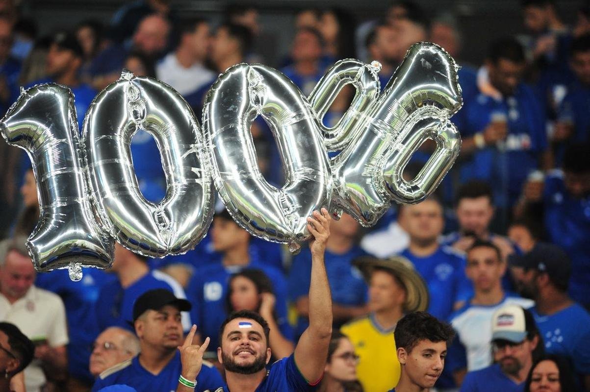 Festa da torcida do Cruzeiro no Mineiro diante do Vasco pela Srie B