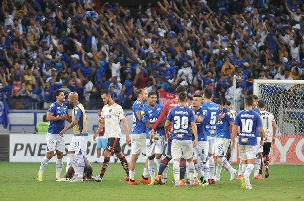 Aliviados com a classificao, jogadores do Cruzeiro fizeram festa com a torcida, no Mineiro