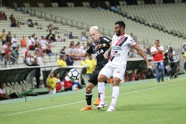 Veja imagens do empate entre Ferroviário-CE e Atlético no Castelão